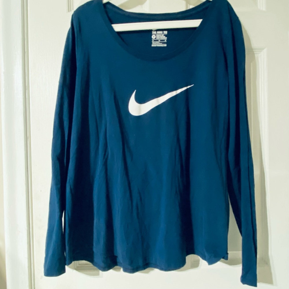 The Nike Tee Women’s long sleeve Blue size XL♦️